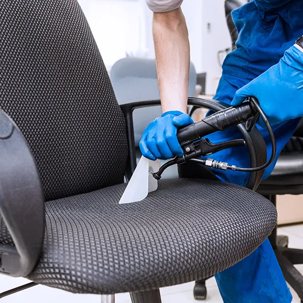 Proceso de extracción profesional en la limpieza de una silla